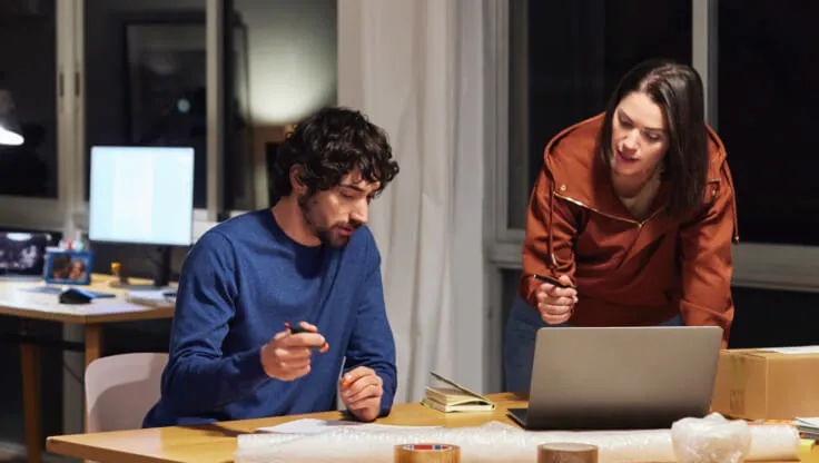 Dos compañeros de trabajo teniendo una discusión