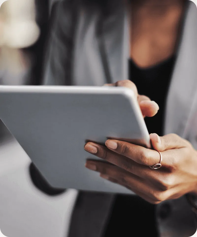 Une femme avec une tablette dans les mains